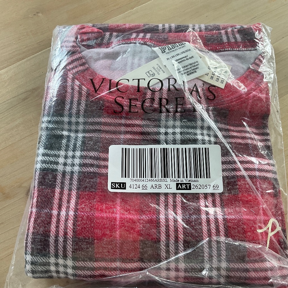 PINK / VICTORIAS SECRET LOUNGE TOP AND BOTTOMS/SET NEW WITH TAGS